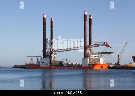 Brave Tern ist ein Fred Olsen WindCarrier, ein Offshore-Installationsschiff für Windturbinen. Hier im Fluss am Hafen von Sunderland festgemacht Stockfoto