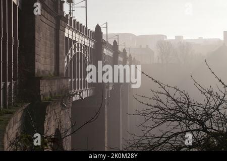 Die High Level Bridge ist eine Straßen- und Eisenbahnbrücke, die den Fluss Tyne überspannt und Gateshead und Newcastle Upon Tyne verbindet Stockfoto