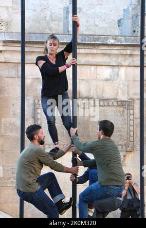 Kostenlose öffentliche Veranstaltung auf der Plaza Rey San Fernando neben der Kathedrale von Burgos, Kastilien und Leon Spain mit chinesischen Polakrobaten vom Cirque Entre Nous Stockfoto