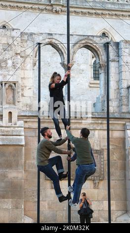 Kostenlose öffentliche Veranstaltung auf der Plaza Rey San Fernando neben der Kathedrale von Burgos, Kastilien und Leon Spain mit chinesischen Polakrobaten vom Cirque Entre Nous Stockfoto