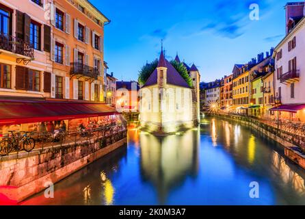 Annecy, Haute Savoie, Frankreich. Das Schloss auf einer Insel (Palais de l'Isle) und dem Fluss Thiou. Stockfoto