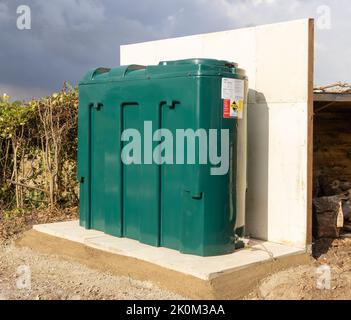 Neu installierter inländischer gebundener 1000-Liter-Heizöltank mit Brandschutzwand. VEREINIGTES KÖNIGREICH Stockfoto