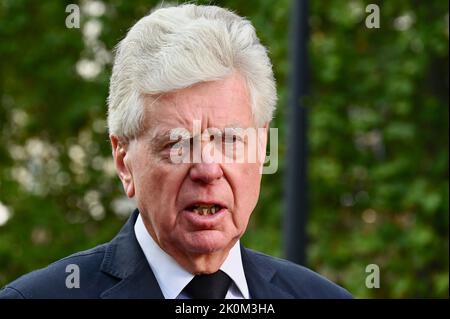 12.. September. London, Großbritannien. Der ehemalige BBC-Fernsehjournalist und königliche Korrespondent Michael Cole gab nach dem Tod von Königin Elizabeth II. Am 08.09.2022 ein Interview über The Mall. Kredit: michael melia/Alamy Live Nachrichten Stockfoto