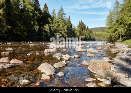 Schottland, Balmoral, Balmoral Castle, 2019, Mai, 14: Balmoral Castle and Grounds, Royal Deeside, Schottland, The River Dee auf dem Balmoral Estate. Stockfoto