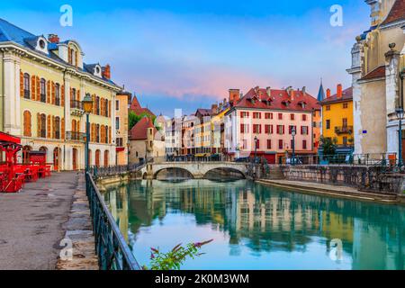 Annecy, Haute Savoie, Frankreich. Das Schloss auf einer Insel (Palais de l'Isle) und dem Fluss Thiou. Stockfoto