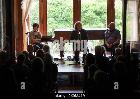 Unten abgebildet: Darragh Purcell (links) mit seinem Vater Matt Purcell (rechts) in einer Diskussion unter der Leitung von Martin Hayes, in Erinnerung an Dennis Cahill: The man and Stockfoto