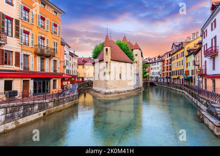 Annecy, Haute Savoie, Frankreich. Das Schloss auf einer Insel (Palais de l'Isle) und dem Fluss Thiou. Stockfoto