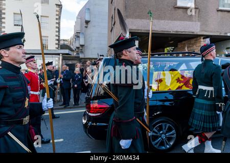 Royal Mile, Edinburgh, Schottland, Großbritannien, 12.. September 2022. Sargprozession der Königin Elizabeth II: Der Leichenwagen, der den Sarg der Königin trägt, wird von der Royal Company of Archers begleitet. Kredit: Sally Anderson/Alamy Live Nachrichten Stockfoto