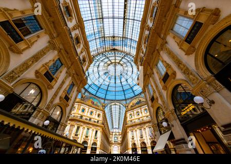 Glasgewölbe im Einkaufszentrum Vittorio Emanuele II im Zentrum von mailand, in der Nähe des doms Stockfoto