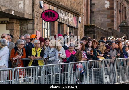 Royal Mile, Edinburgh, Schottland, Großbritannien, 12.. September 2022. Sargprozession der Königin Elisabeth II.: Die Menge wartet auf die Prozession. Kredit: Sally Anderson/Alamy Live Nachrichten Stockfoto