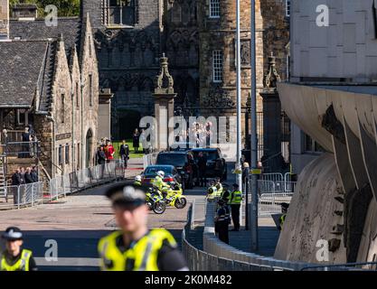 Royal Mile, Edinburgh, Schottland, Großbritannien, 12.. September 2022. Queen Elizabeth II Prozession: Die Ankunft des Autos des Königs und der Königin Consort am Holyrood Palast vom Flughafen Edinburgh vor der Prozession. Kredit: Sally Anderson/Alamy Live Nachrichten Stockfoto