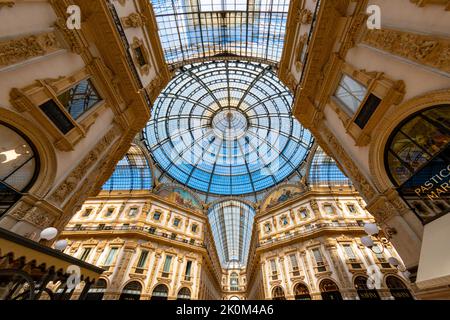 Glasgewölbe im Einkaufszentrum Vittorio Emanuele II im Zentrum von mailand, in der Nähe des doms Stockfoto