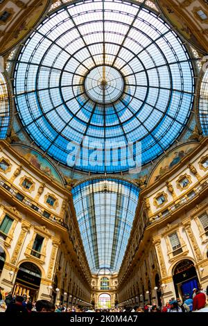 Glasgewölbe im Einkaufszentrum Vittorio Emanuele II im Zentrum von mailand, in der Nähe des doms Stockfoto