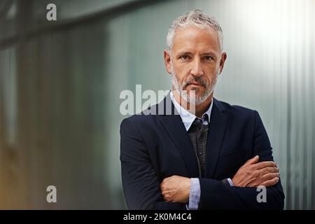 Erfolg ist für mich ein ernsthaftes Geschäft. Porträt eines selbstbewussten Geschäftsmannes im Büro. Stockfoto