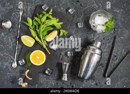 Mojito Cocktailzubereitung. Zutaten und Trinkutensilien. Draufsicht flach liegend Stockfoto