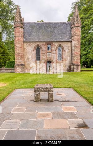 Eine Nachbildung des Steins von Scone auf dem Moot Hill im Scone Palace, wo die Könige von Schottland bis 1296 gekrönt wurden, als der Stein nach England gebracht wurde. Stockfoto