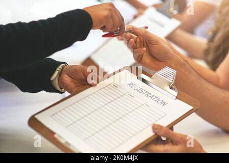 Spenden erhalten. Freiwillige Unterschriften für Kirchenspenden erhalten. Stockfoto