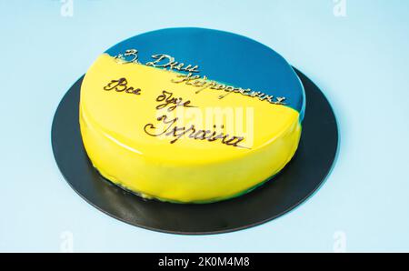 Happy Birthday Kuchen mit Regenbogen-Schriftzug Stockfoto