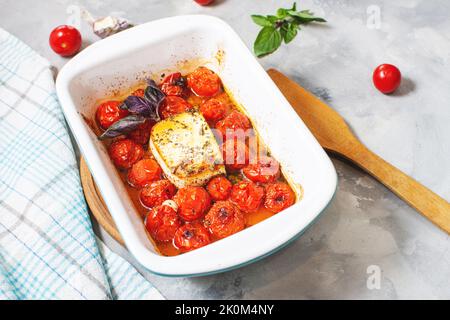 Fetapasta. Trending viralen Feta backen Pasta Rezept aus Kirschtomaten, Feta-Käse, Knoblauch und Kräuter in einer Auflaufform. Stockfoto