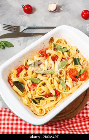 Fetapasta. Trending viralen Feta backen Pasta Rezept aus Kirschtomaten, Feta-Käse, Knoblauch und Kräutern in einem Auflauf Gericht Stockfoto
