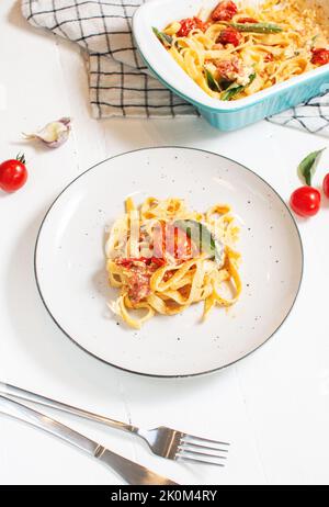 Fetapasta. Trending viralen Feta backen Pasta Rezept aus Kirschtomaten, Feta-Käse, Knoblauch und Kräutern. Stockfoto