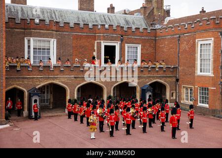 David Vines White, Garter King of Arms, liest die Principal Proklamation vom Balkon aus, der nach dem Beitritts-rat als König den Friary Court überblickt Stockfoto