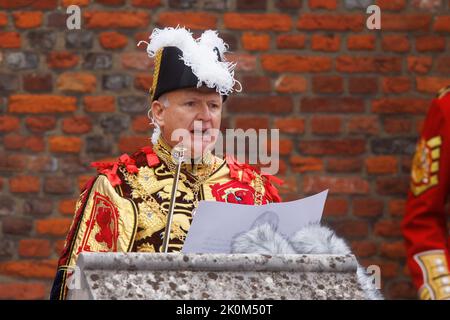 David Vines White, Garter King of Arms, liest die Principal Proklamation vom Balkon aus, der nach dem Beitritts-rat als König den Friary Court überblickt Stockfoto