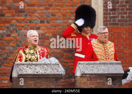 David Vines White, Garter King of Arms, liest die Principal Proklamation vom Balkon aus, der nach dem Beitritts-rat als König den Friary Court überblickt Stockfoto