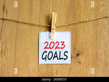 Symbol für 2023 Tore. Weißes Papier mit den Worten 2023 Tore, Clip auf Holz Wäschestift. Schöner Holzhintergrund. Business- und 2023-Ziele-Konzept. Kopie sp Stockfoto
