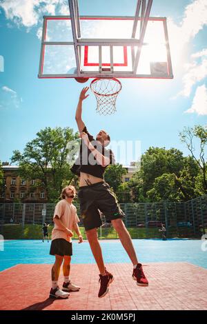 Lviv, Ukraine - 28. Mai 2022: Männer spielen Basketball im Freien Stockfoto