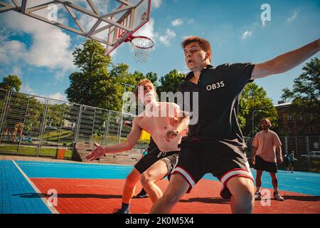 Lviv, Ukraine - 28. Mai 2022: Männer spielen Basketball im Freien Stockfoto