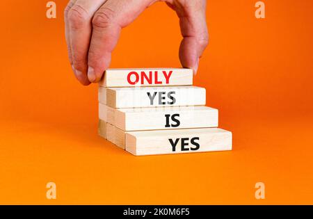 Nur ja ist ja Symbol. Konzept Worte nur ja ist ja auf Holzblöcken auf einem schönen orangen Tisch orange Hintergrund. Geschäftsmann Hand. Business, Psyc Stockfoto