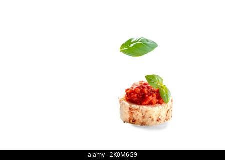 Toast mit einer Paste gerösteter roter Paprika. Ajvar auf Brot. Stockfoto