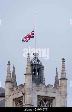Union Jack-Flagge am halben Mast nach dem Tod von Queen in der St. Margaret's Church in Westminster, London, Großbritannien. Spitze des Ostturms. Spire Stockfoto