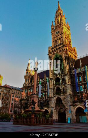 Mariensaule und das Glockenspiel am Marienplatz Stockfoto