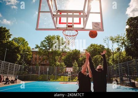 Lviv, Ukraine - 28. Mai 2022: Männer spielen Basketball im Freien Stockfoto