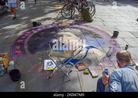 London, Großbritannien. 12. September 2022. Eine Kreidekünstlerin stellt auf einem Bürgersteig in der Nähe des Trafalgar Square eine Hommage an Königin Elizabeth II. Her. Die Königin starb am 8.. September im Alter von 96 Jahren. Kredit: Vuk Valcic/Alamy Live Nachrichten Stockfoto