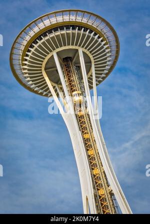 Die Space Needle befindet sich im Zentrum von Seattle. Sie ist 605 Meter groß. Stockfoto