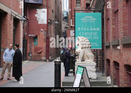 Melbourne, Australien. 11. September 2022. Besucher werden am 11. September 2022 am Eingang des Museums für Chinesische Australische Geschichte in Melbourne, Australien, gesehen. Das im Herzen von Melbournes Chinatown gelegene Museum of Chinese Australian History ist nicht nur ein Inbegriff der Geschichte, sondern auch ein Erbe für alle chinesischen Gemeinden, um ihre Abstammung zu verstehen. ZUM THEMA „Feature: In Australiens Gold-Boom-Stadt steht das Erbe der chinesischen Gemeinschaft“ Credit: Wang Qi/Xinhua/Alamy Live News Stockfoto