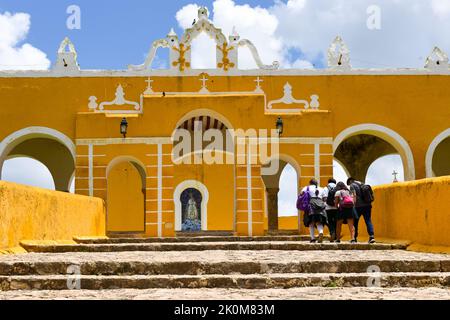 Mexikanische Jugendliche gehen in das berühmte Kloster San Antonio de Padua, Izamal, Yucatan, Mexiko Stockfoto