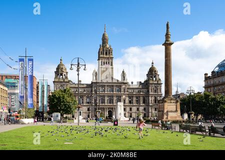 Glasgow George Square - Glasgow City Chambers mit Gewerkschaftsflagge, die während der Trauer um den Tod von Königin Elizabeth II. Am Halbmast fliegt Stockfoto