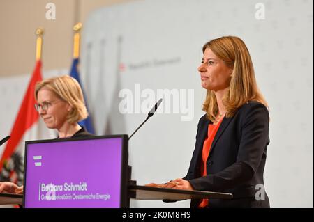 Wien, Österreich. 12. September 2022. Vorstellung der Energiespar-Kampagne der Bundesregierung im Klimaschutzministerium mit (L) Leonore Gewessler (die Grünen), Bundesministerin für Klimaschutz, Umwelt, Energie, Mobilität, Innovation und Technologie, und (R) Barbara Schmidt, Generalsekretärin der Energie Österreichs Stockfoto