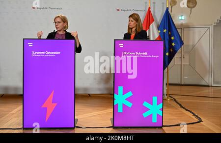 Wien, Österreich. 12. September 2022. Vorstellung der Energiespar-Kampagne der Bundesregierung im Klimaschutzministerium mit (L) Leonore Gewessler (die Grünen), Bundesministerin für Klimaschutz, Umwelt, Energie, Mobilität, Innovation und Technologie, und (R) Barbara Schmidt, Generalsekretärin der Energie Österreichs Stockfoto