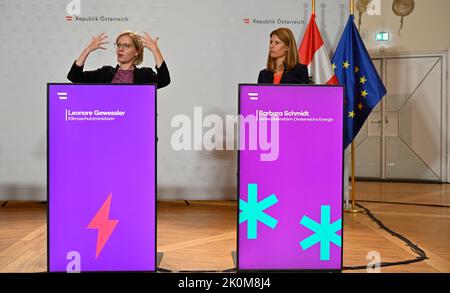 Wien, Österreich. 12. September 2022. Vorstellung der Energiespar-Kampagne der Bundesregierung im Klimaschutzministerium mit (L) Leonore Gewessler (die Grünen), Bundesministerin für Klimaschutz, Umwelt, Energie, Mobilität, Innovation und Technologie, und (R) Barbara Schmidt, Generalsekretärin der Energie Österreichs Stockfoto