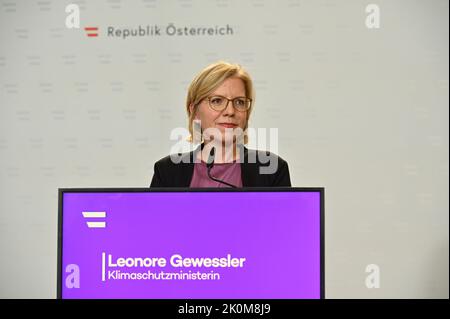 Wien, Österreich. 12. September 2022. Vorstellung der Energiespar-Kampagne der Bundesregierung im Klimaschutzministerium mit Leonore Gewessler (die Grünen), Bundesministerin für Klimaschutz, Umwelt, Energie, Mobilität, Innovation und Technologie Stockfoto