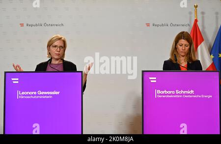 Wien, Österreich. 12. September 2022. Vorstellung der Energiespar-Kampagne der Bundesregierung im Klimaschutzministerium mit (L) Leonore Gewessler (die Grünen), Bundesministerin für Klimaschutz, Umwelt, Energie, Mobilität, Innovation und Technologie, und (R) Barbara Schmidt, Generalsekretärin der Energie Österreichs Stockfoto