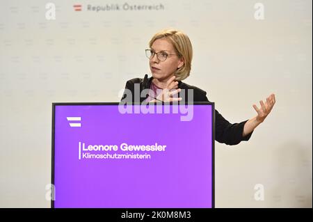Wien, Österreich. 12. September 2022. Vorstellung der Energiespar-Kampagne der Bundesregierung im Klimaschutzministerium mit Leonore Gewessler (die Grünen), Bundesministerin für Klimaschutz, Umwelt, Energie, Mobilität, Innovation und Technologie Stockfoto