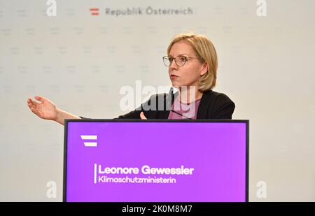 Wien, Österreich. 12. September 2022. Vorstellung der Energiespar-Kampagne der Bundesregierung im Klimaschutzministerium mit Leonore Gewessler (die Grünen), Bundesministerin für Klimaschutz, Umwelt, Energie, Mobilität, Innovation und Technologie Stockfoto
