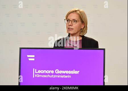 Wien, Österreich. 12. September 2022. Vorstellung der Energiespar-Kampagne der Bundesregierung im Klimaschutzministerium mit Leonore Gewessler (die Grünen), Bundesministerin für Klimaschutz, Umwelt, Energie, Mobilität, Innovation und Technologie Stockfoto