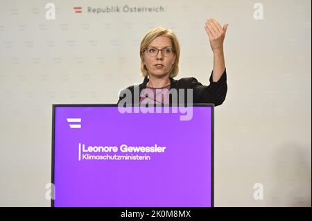 Wien, Österreich. 12. September 2022. Vorstellung der Energiespar-Kampagne der Bundesregierung im Klimaschutzministerium mit Leonore Gewessler (die Grünen), Bundesministerin für Klimaschutz, Umwelt, Energie, Mobilität, Innovation und Technologie Stockfoto